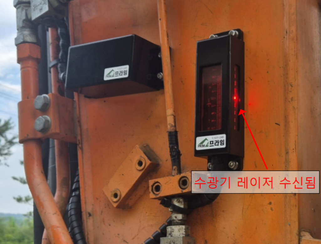 굴삭기에 설치된 회전 레이저 수광기의 가운데 램프가 켜진 모습

